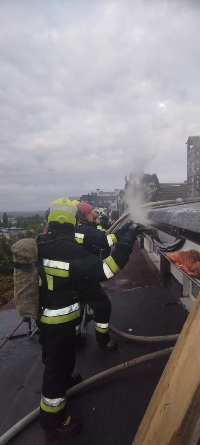 FOTO | Opt echipaje de pompieri luptă cu un incendiu puternic izbucnit la un bloc din Chișinău. Locatarii au fost evacuați