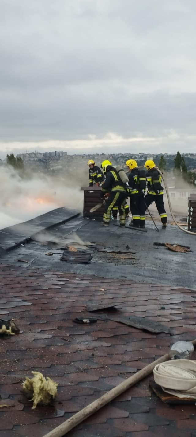 FOTO | Opt echipaje de pompieri luptă cu un incendiu puternic izbucnit la un bloc din Chișinău. Locatarii au fost evacuați