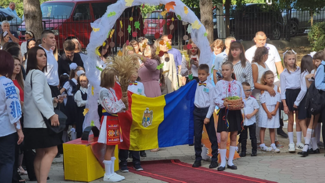 FOTO | Ambasadorul României, Cristian-Leon Țurcanu, a donat cărți bibliotecii Liceului Teoretic ”Ștefan cel Mare și Sfânt