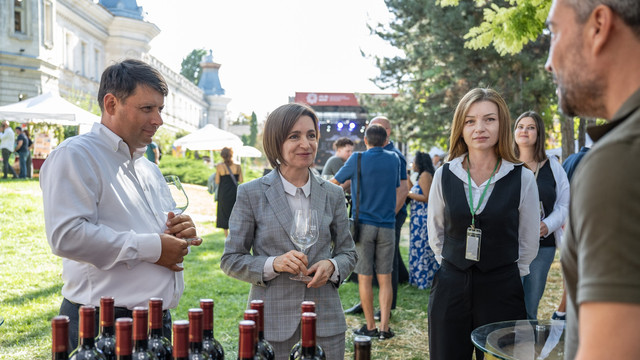 GALERIE FOTO | Maia Sandu, la Festivalul Vinului de Autor: Să susținem producătorii noștri și să promovăm peste tot în lume produsele moldovenești 