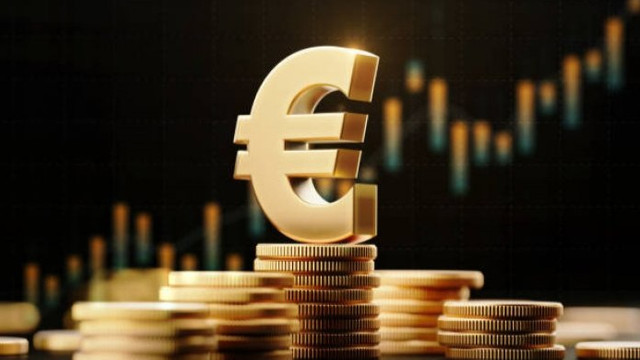 Euro își continuă ieftinirea