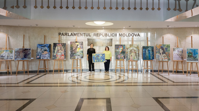 FOTO | Parlamentul găzduiește o expoziție de pictură cu genericul „Moldova Europeană în viziunea tinerilor pictori”