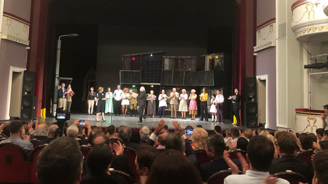 Reuniunea Teatrelor Naționale Românești | Ropote de aplauze la Teatrul „Mihai Eminescu”, la finalul premierei spectacolului „Grădina de sticlă” după romanul Tatianei Țîbuleac (Video)