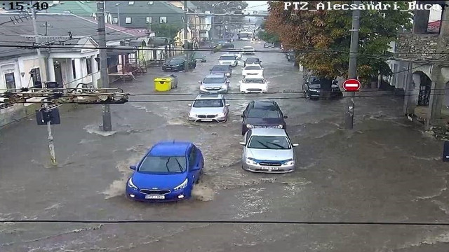 VIDEO | Ploile au făcut ravagii în mai multe localități din țară: Trasee blocate, acumulări de apă și deconectări de la energia electrică