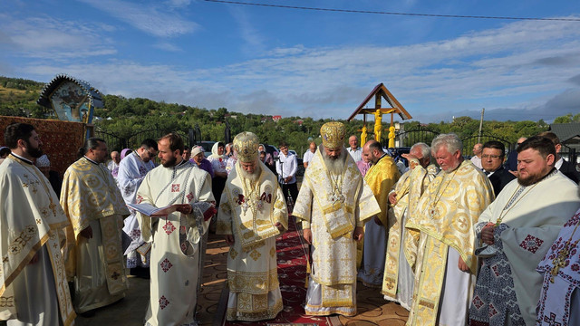 FOTO | La slujba de sfințire a bisericii din satul Răzălăi, Arhiepiscopul Dunării de Jos a dăruit copiilor 100 de ghiozdane cu rechizite școlare 