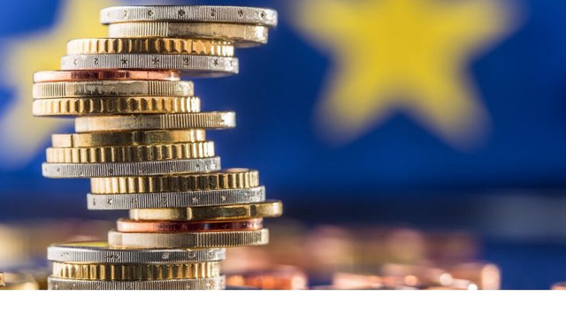 Euro își continuă scumpirea