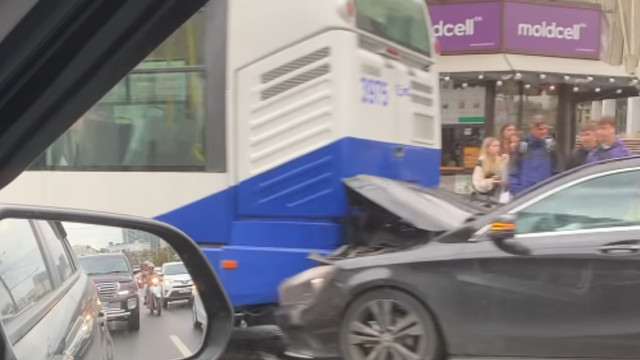 VIDEO | O mașină a intrat în spatele unui troleibuz în zona Circului din Chișinău