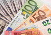 Euro și dolarul își continuă scumpirea