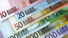 Euro se ieftinește, iar dolarul se scumpește