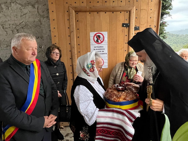 FOTO | O candelă pentru unitatea neamului românesc va arde la Mănăstirea Bisericani, jud. Neamț. Sfânta Liturghie a fost oficiată de Părintele Antonie, Episcopul de Bălți al Mitropoliei Basarabiei