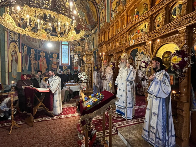 FOTO | O candelă pentru unitatea neamului românesc va arde la Mănăstirea Bisericani, jud. Neamț. Sfânta Liturghie a fost oficiată de Părintele Antonie, Episcopul de Bălți al Mitropoliei Basarabiei