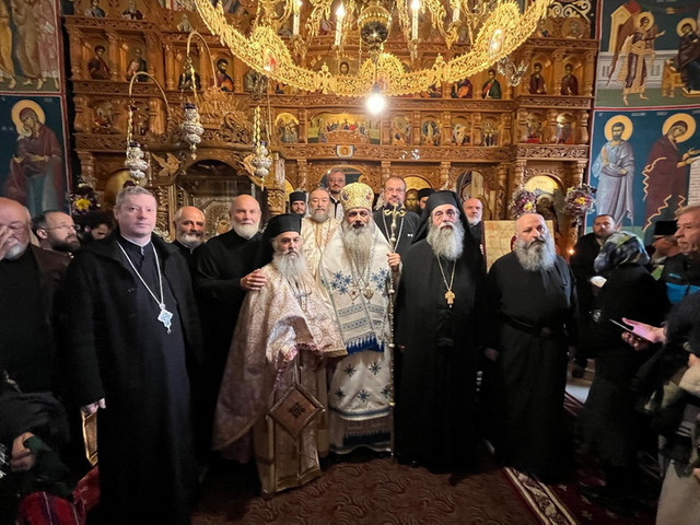 FOTO | O candelă pentru unitatea neamului românesc va arde la Mănăstirea Bisericani, jud. Neamț. Sfânta Liturghie a fost oficiată de Părintele Antonie, Episcopul de Bălți al Mitropoliei Basarabiei