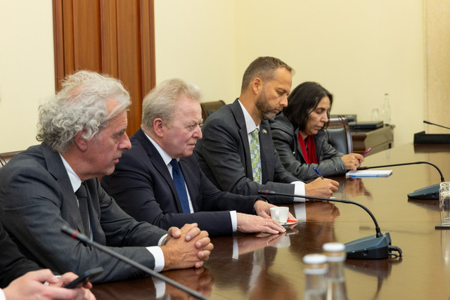 Dorin Recean, întrevedere cu comisarul european pentru agricultură: consolidarea rezilienței sectorului agricol al Republicii Moldova, în discuții