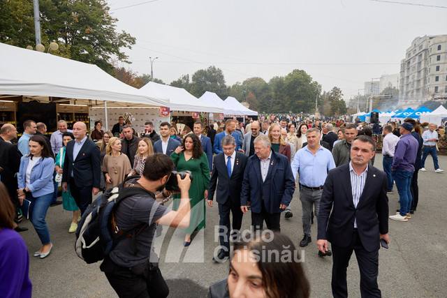 Ziua Națională a Vinului | Comisarul European pentru Agricultură: „R. Moldova are nevoie de UE, dar și UE are nevoie de voi, de produsele agricole, de vinul moldovenesc” (Galerie Foto)