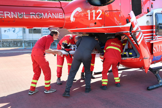 FOTO | O nouă intervenție aeriană SMURD: Un copil grav bolnav a fost transportat cu elicopterul la un spital din Iași