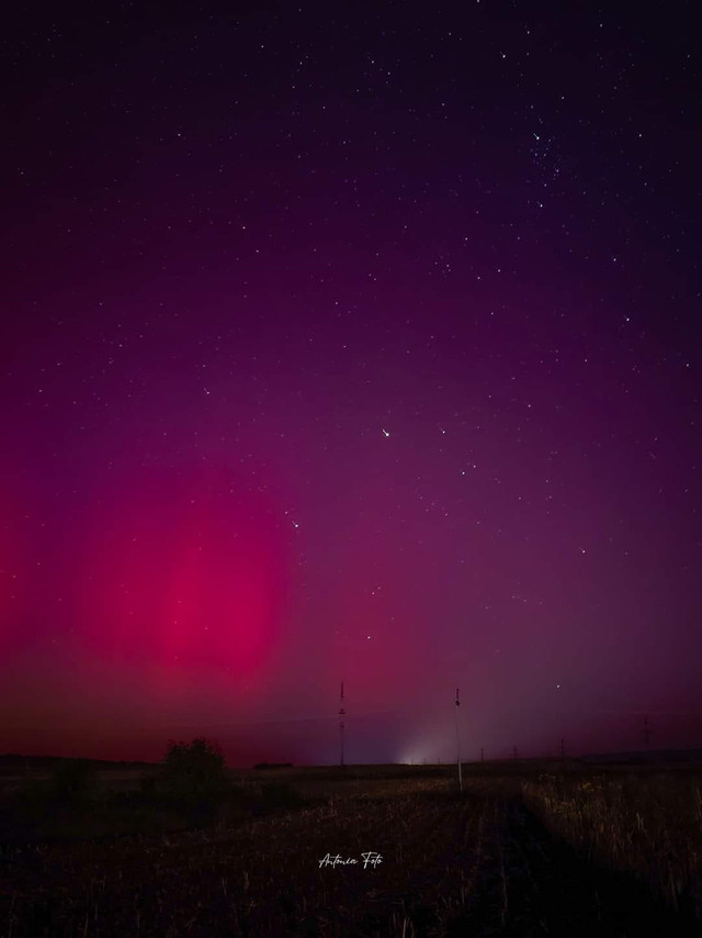 FOTO | Aurora boreală, spectacol de culori pe cerul mai multor localități din Republica Moldova