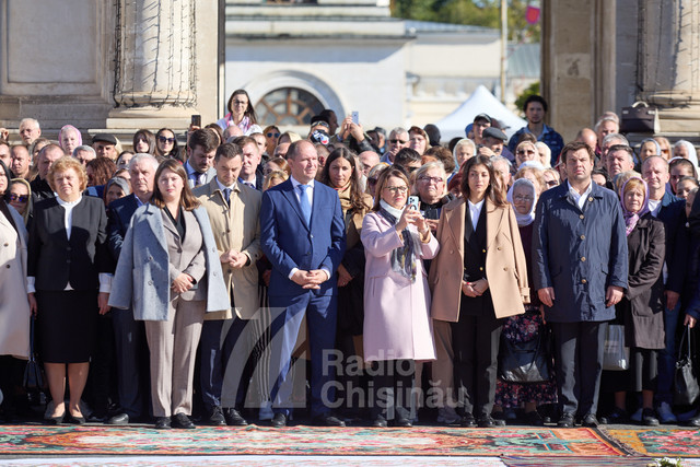 GALERIE FOTO | Chișinăul a împlinit 588 de ani de la prima atestare. Mii de oameni s-au adunat în Piața Marii Adunări Naționale pentru a sărbători Hramul orașului 