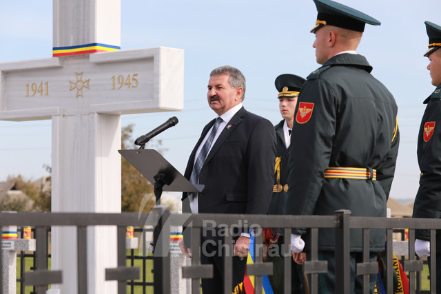 GALERIE FOTO | Parcela de onoare închinată celor 12 eroi români căzuți la datorie în cel de-al Doilea Război Mondial, reinaugurată la Sărăteni, Leova 