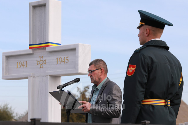 GALERIE FOTO | Parcela de onoare închinată celor 12 eroi români căzuți la datorie în cel de-al Doilea Război Mondial, reinaugurată la Sărăteni, Leova 