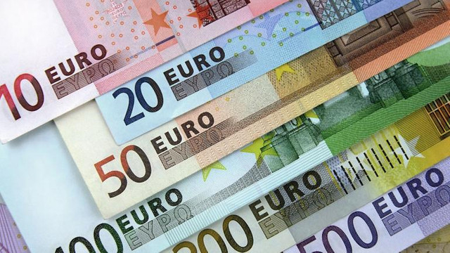 Euro se ieftinește, iar dolarul se scumpește