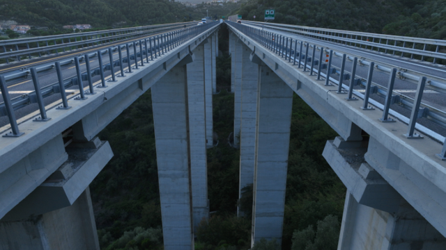 Autostrada „Unirii” A8: Primul tronson montan, scos la licitație. 32 de kilometri din care jumătate sunt poduri și tuneluri
