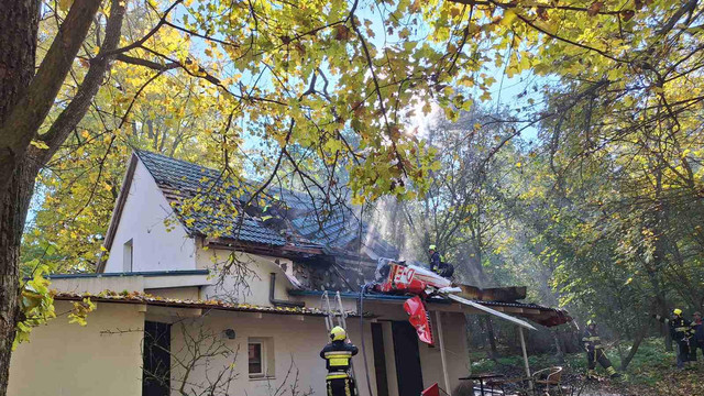 FOTO | Un avion de mici dimensiuni s-a prăbușit pe teritoriul unei baze de odihnă de la Vadul lui Vodă. O persoană a murit 