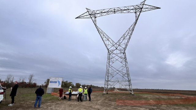 Au fost instalați primii piloni al Liniei Electrice Aeriene Vulcănești-Chișinău