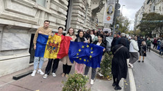 GALERIE FOTO | Cozi la secțiile de votare din străinătate. MAE: „Diaspora se mobilizează exemplar la vot”