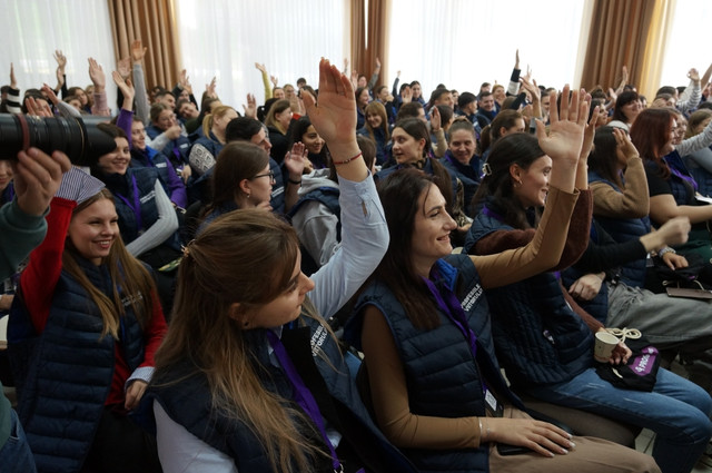 „Sunt PRO, sunt PROfesor” | 200 de tineri profesori din Republica Moldova s-au reunit la o tabără organizată de MEC (FOTO)