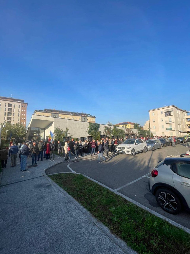 GALERIE FOTO | Cozi la secțiile de votare din străinătate. MAE: „Diaspora se mobilizează exemplar la vot”