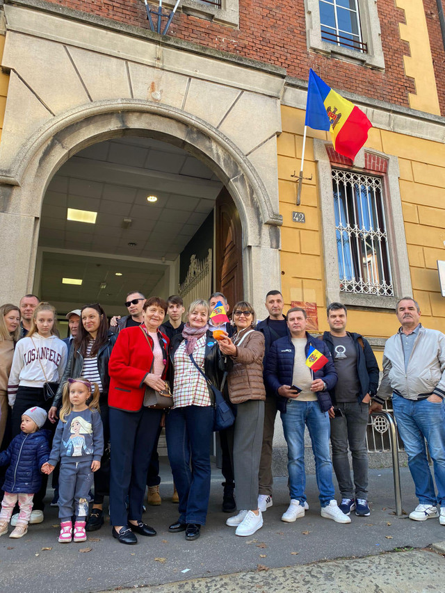 GALERIE FOTO | Cozi la secțiile de votare din străinătate. MAE: „Diaspora se mobilizează exemplar la vot”