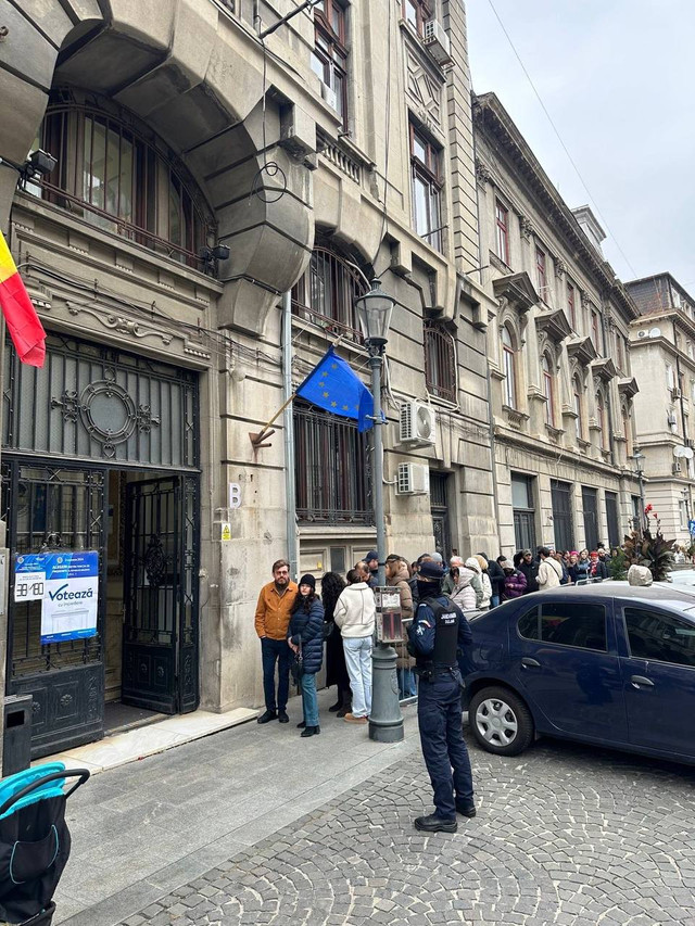 GALERIE FOTO | Cozi la secțiile de votare din străinătate. MAE: „Diaspora se mobilizează exemplar la vot”