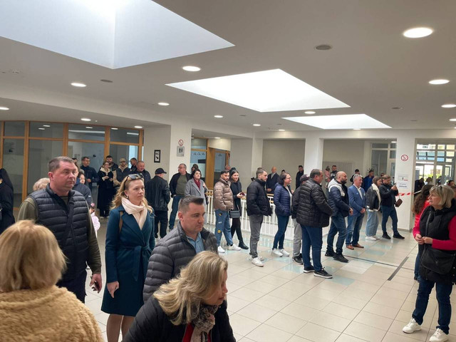 GALERIE FOTO | Cozi la secțiile de votare din străinătate. MAE: „Diaspora se mobilizează exemplar la vot”