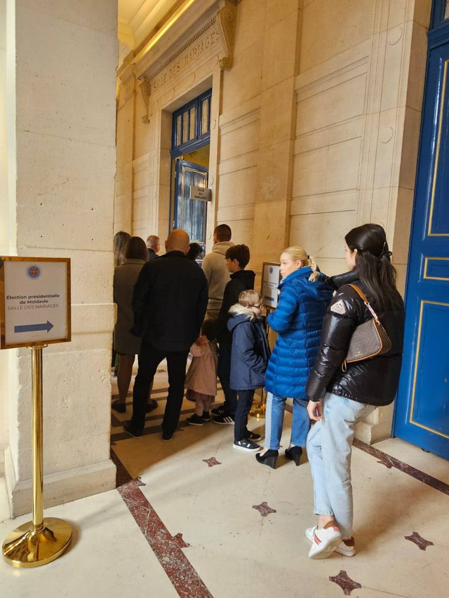 GALERIE FOTO | Cozi la secțiile de votare din străinătate. MAE: „Diaspora se mobilizează exemplar la vot”