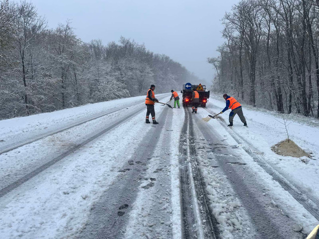 FOTO | Mai multe drumuri din țară sunt înzăpezite, iar o bandă de circulație este blocată la Bravicea. Drumarii au intervenit în peste 15 raioane 