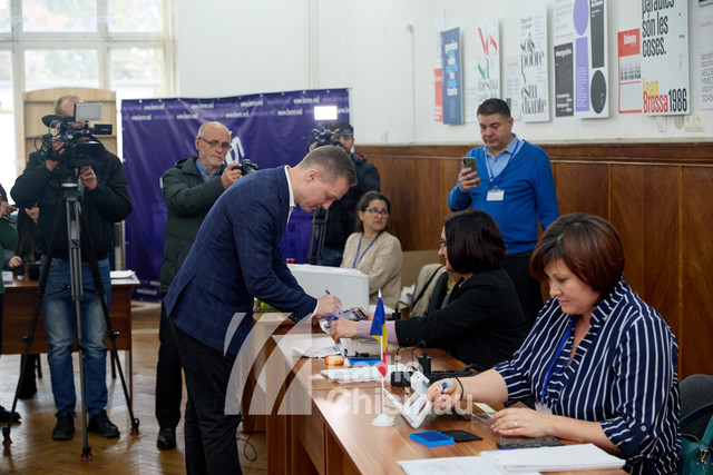 FOTO | Adrian Dupu a votat la Chișinău: „Am votat pentru că iubesc România. Am votat și cu gândul la Republica Moldova”