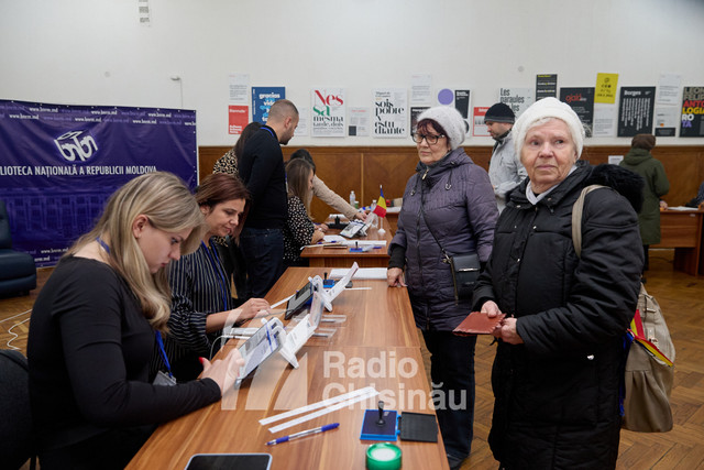 VOX Radio Chișinău | „Vrem un președinte pentru prosperitatea României Mari”. Pentru ce au votat românii din Republica Moldova la alegerile prezidențiale din România (FOTO)