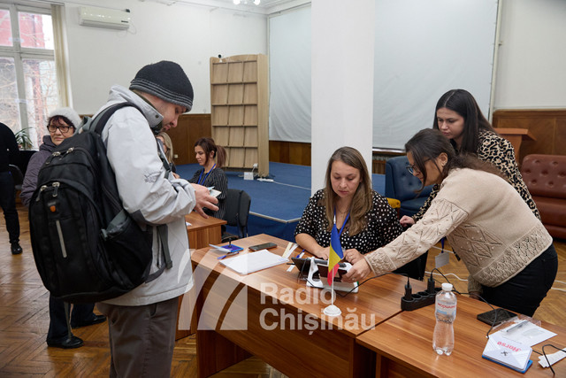 VOX Radio Chișinău | „Vrem un președinte pentru prosperitatea României Mari”. Pentru ce au votat românii din Republica Moldova la alegerile prezidențiale din România (FOTO)