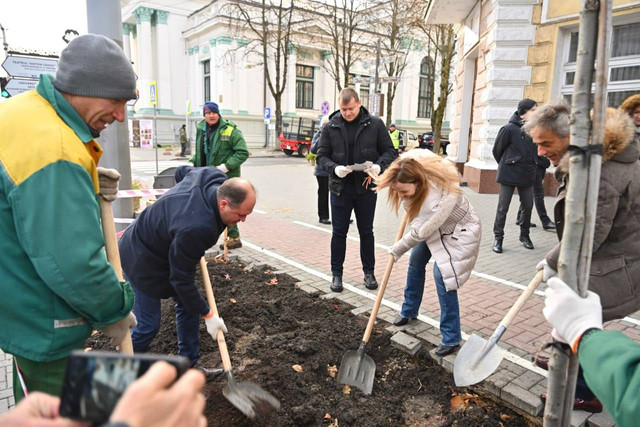 FOTO | Conducerea Primăriei Chișinău și mai mulți ambasadori acreditați au plantat copaci pe Bd. Ștefan cel Mare 