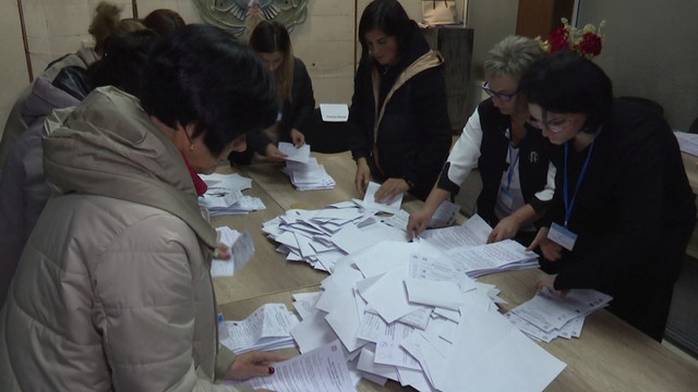 Au fost suspendați mai mulți membri ai birourilor electorale, fiind suspectați de corupere electorală