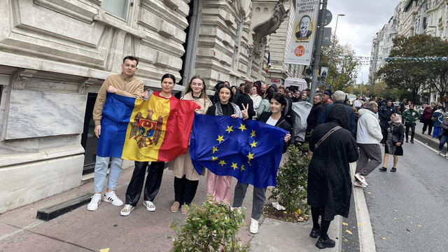 GALERIE FOTO | Cozi la secțiile de votare din străinătate. MAE: „Diaspora se mobilizează exemplar la vot”