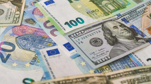 Euro se ieftinește, iar dolarul se scumpește