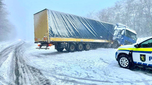 FOTO | Mai multe drumuri din țară sunt înzăpezite, iar o bandă de circulație este blocată la Bravicea. Drumarii au intervenit în peste 15 raioane 