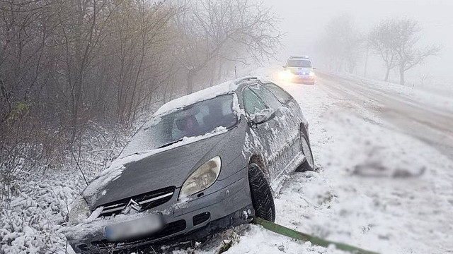 Trei accidente s-au produs pe traseele naționale, după prima ninsoare din acest an în Republica Moldova