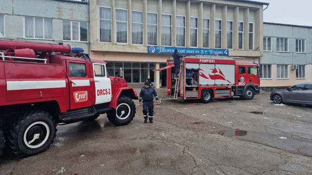 FOTO | Incendiu la liceu din municipiul Bălți: 750 de elevi, profesori și personalul auxiliar au fost evacuați