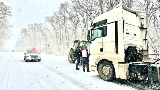 Mai multe camioane staționează pe carosabil din cauza ghețușului, informează Poliția 