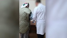 Medicul care a votat în locul bătrânilor de la azilul din Comrat riscă trei ani de închisoare
