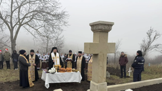 Episcopul Veniamin al Basarabiei de Sud a binecuvântat monumentul eroilor români din localitatea Lărguța. „Este datoria noastră să avem grijă de mormintele celor care s-au jertfit pentru apărarea patriei”