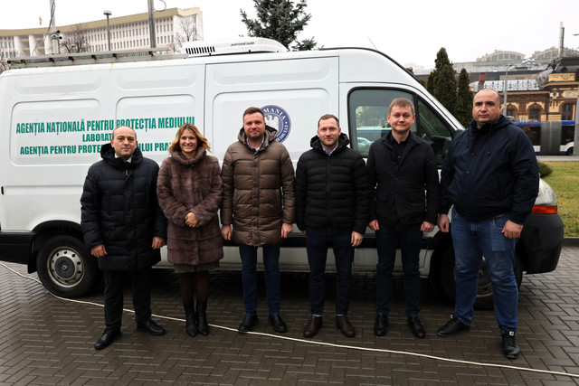 FOTO | Primul laborator mobil donat de România pentru monitorizarea calității aerului a fost testat la Chișinău