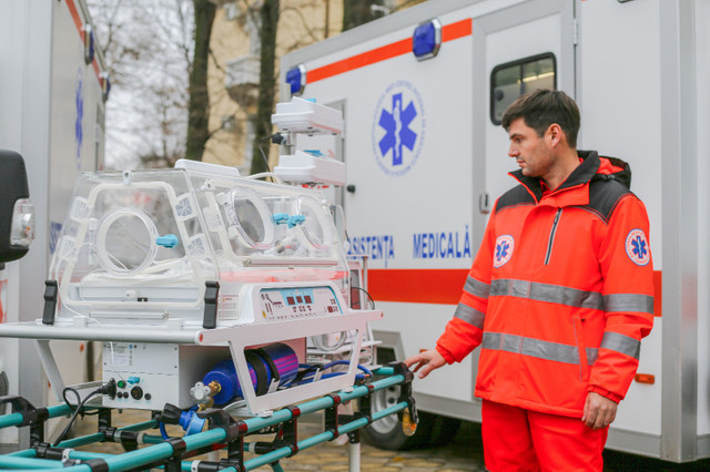 FOTO | Guvernul SUA a donat trei ambulanțe de terapie intensivă mobilă pentru nou-născuții din Republica Moldova